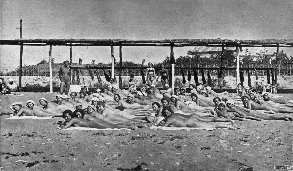 Солнечные ванны на крымском курорте, 1933 год, СССР