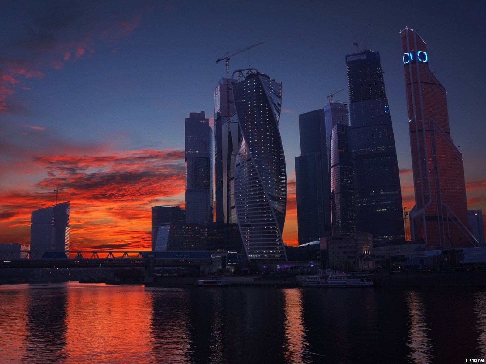 не 140 солнц, но закат пылал )