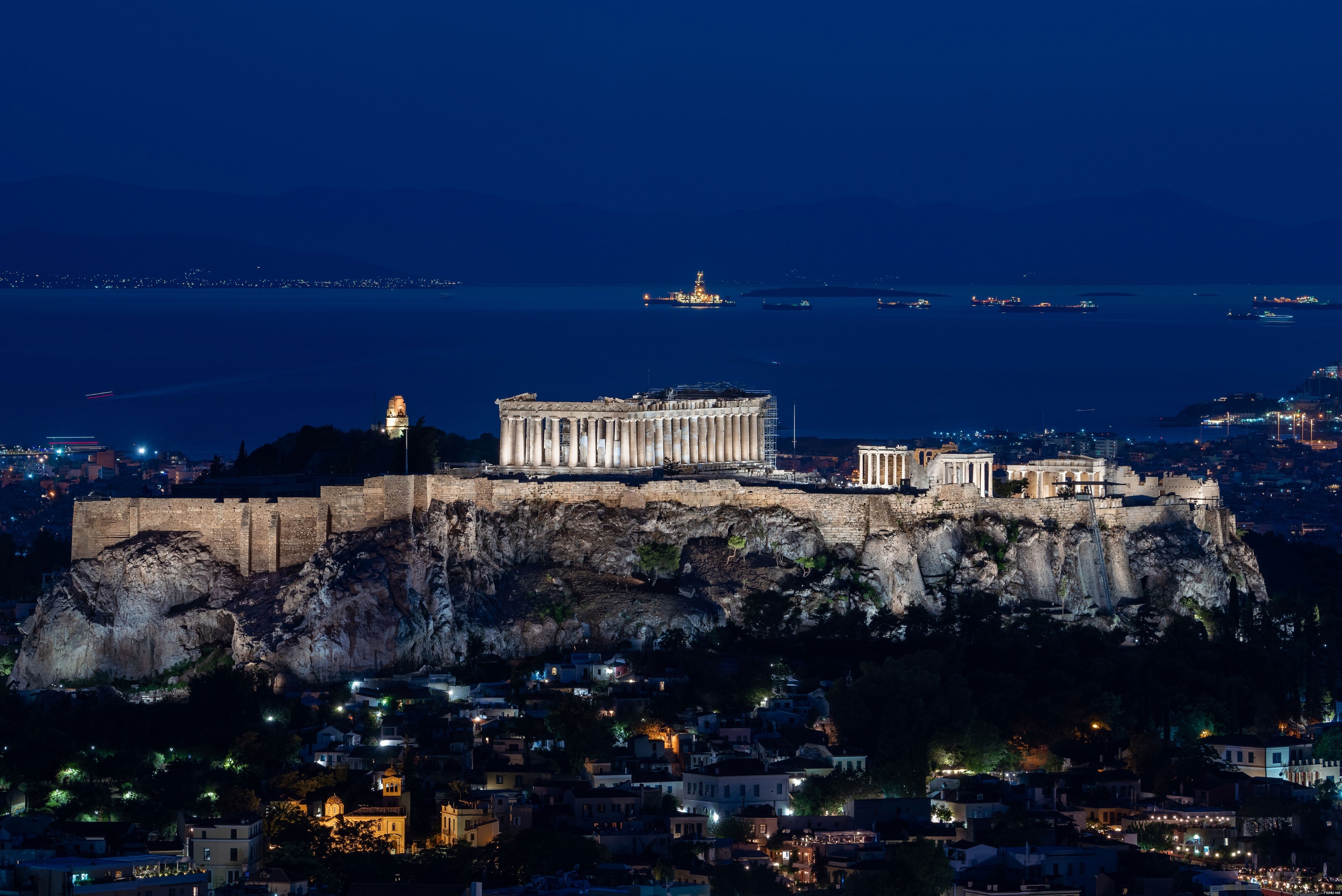 ночная подсветка Акропля в Афинах