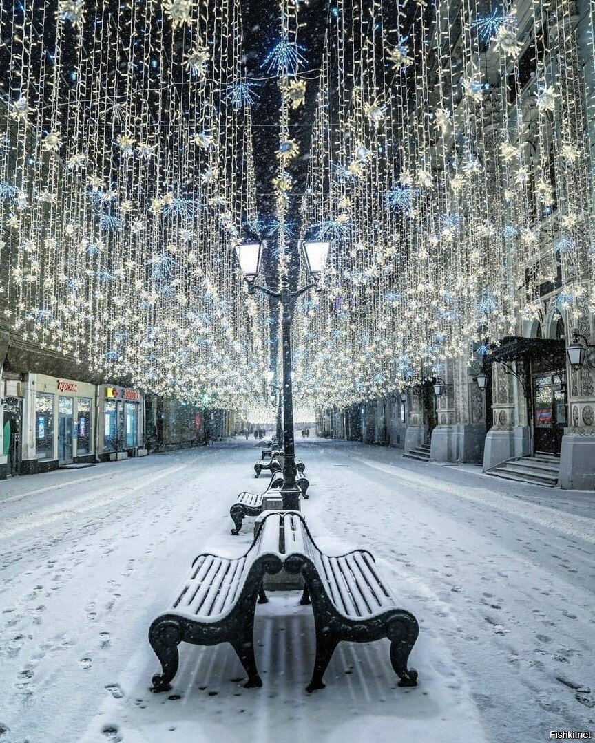 остался месяц чтобы придумать гирлянды на ёлку и на окно для счастья