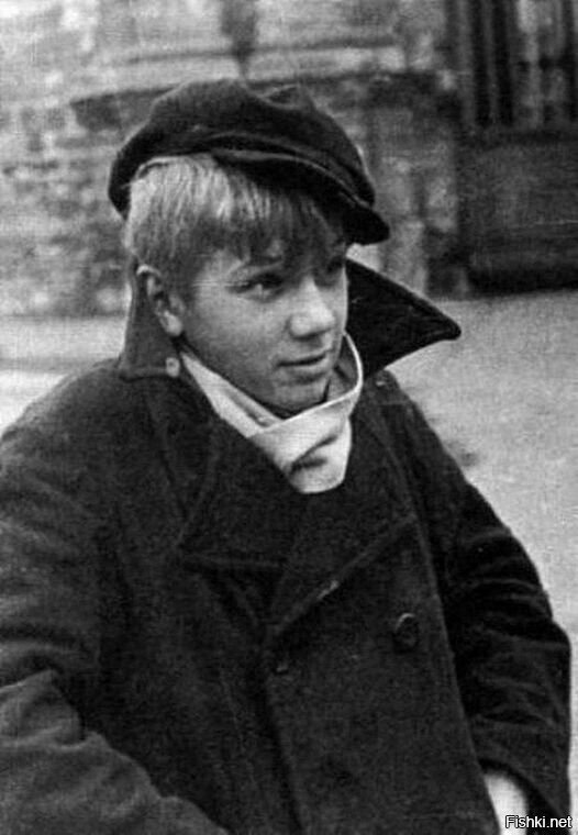 "Однажды, когда в школе шли уроки, я скрылся в туалете и с папироской в зубах...