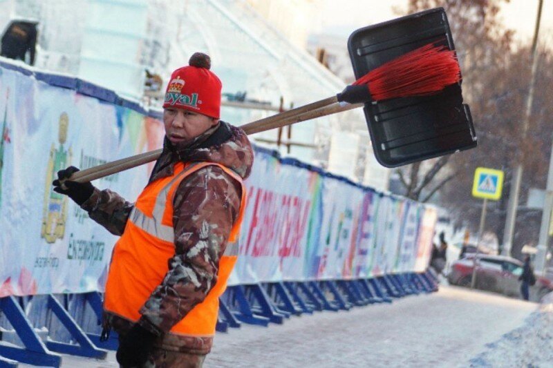 Дружба народов - Дворники - мигранты в Москве "не поделили снег"