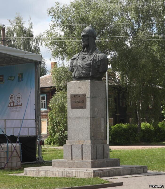 Бюст Александра Невского в Переславле-Залесском (там родился 30(