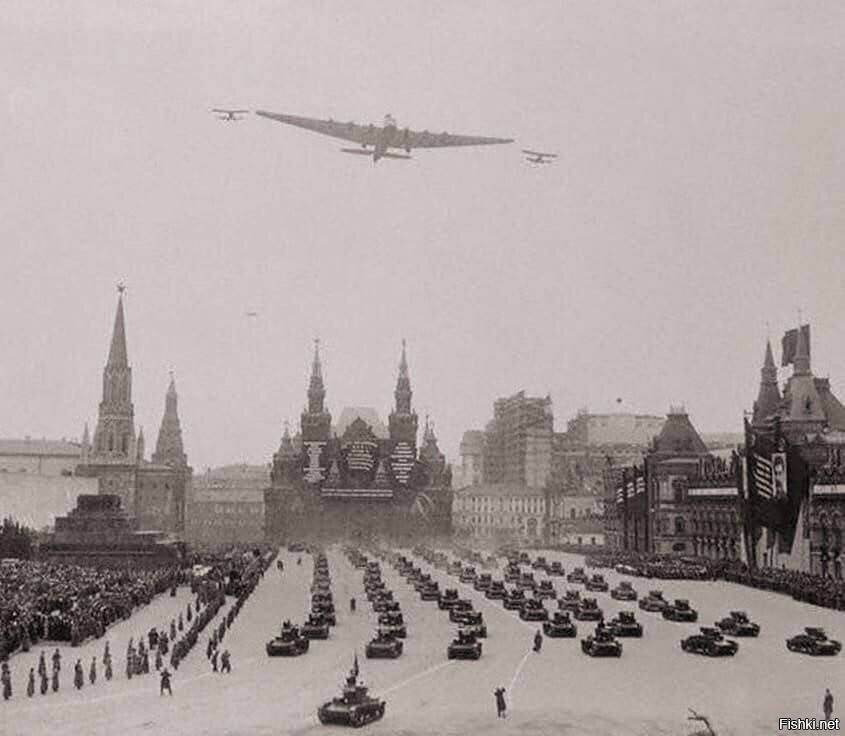 АНТ-20 "Максим Горький" над Красной площадью