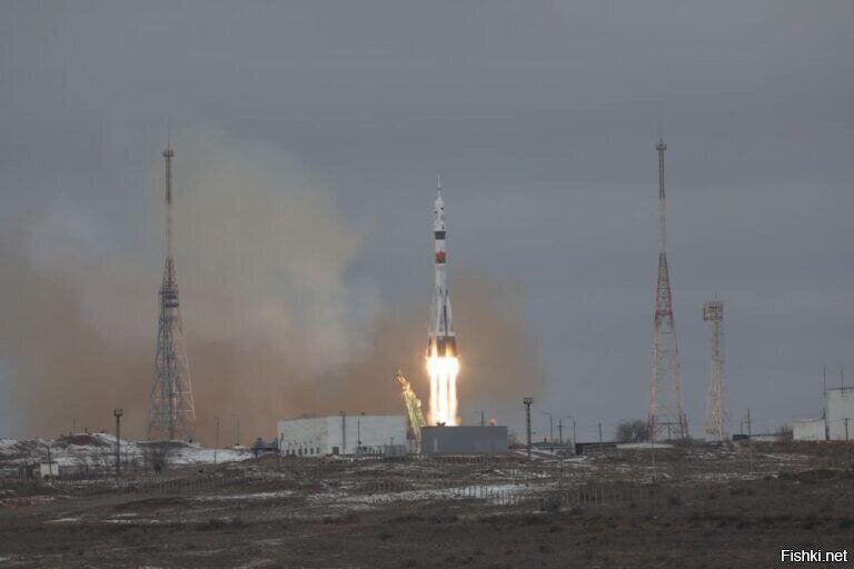 С космодрома Байконур запустили на МКС двух японских туристов и российского к...