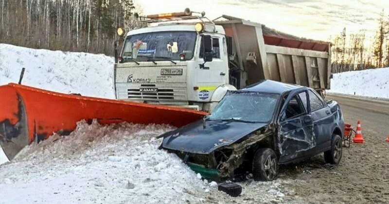 Авария дня.  Пассажир «Лады» погиб в результате столкновения со снегоуборщиком в Иркутской области