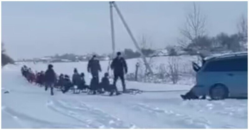 Зимние покатушки  на поезде из санок