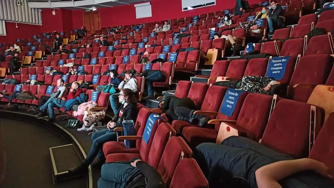 В Норильске из-за метели 130 человек остались ночевать в кинотеатре