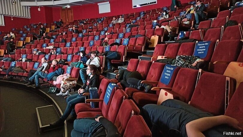 В Норильске больше ста человек остались ночевать в городском культурном центр...