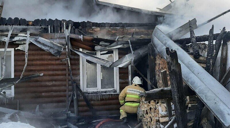 Первоначальная версия — самоубийство: в уральском поселке погибли супруги, у которых сгорел дом