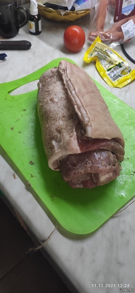 Попробовал сделать мясной рулет из свиной грудинки