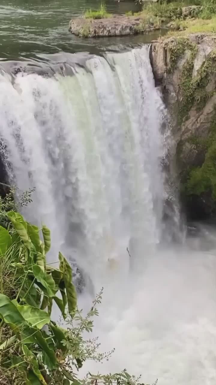Эффектный спуск с водопада