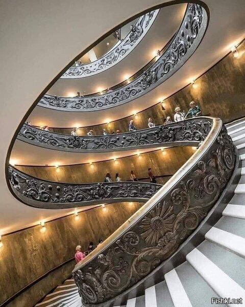 Лестница в музее Ватикана