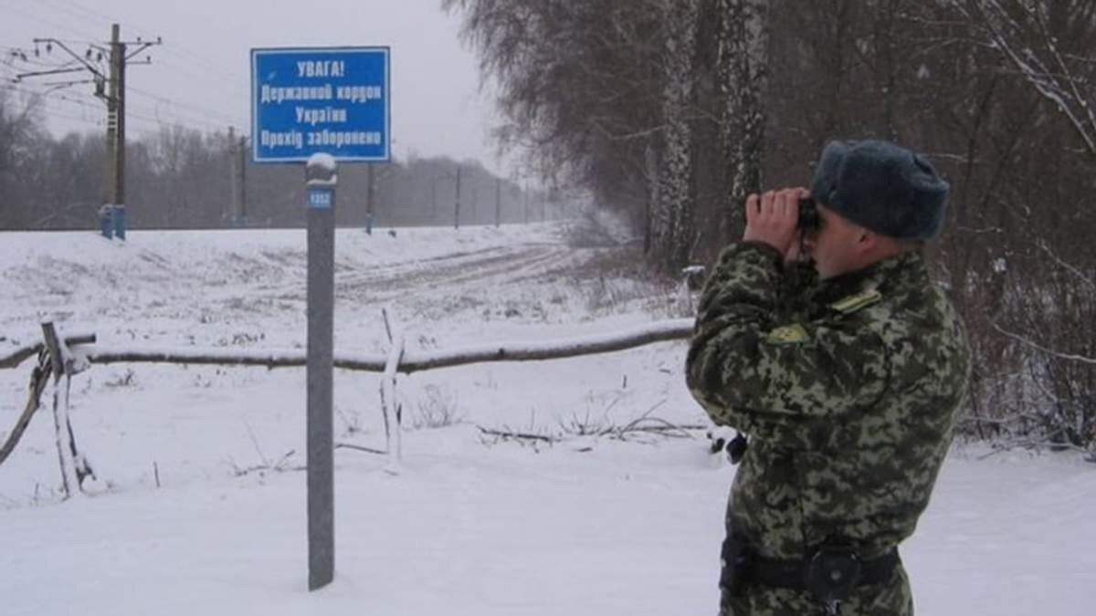Украинские пограничники задержали двух бомжей и лесника, а затем назвали это "предотвращением массового прорыва нелегальных мигрантов"