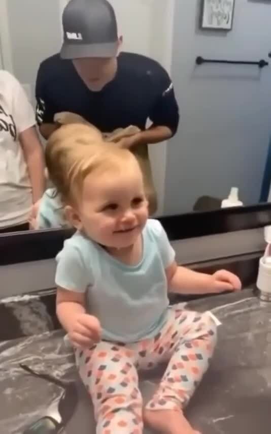 Реакция дочери на впервые сбрившего бороду отца)