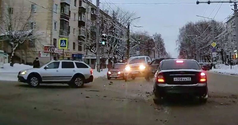 Когда все куда-то спешат: массовая авария в Кирове
