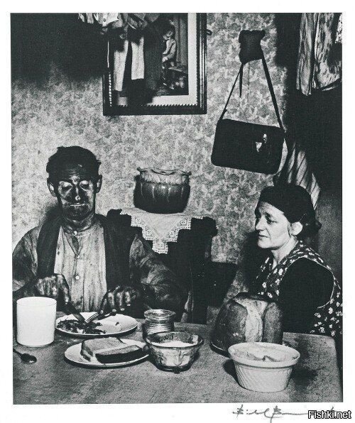 Шахтер из Нортамберленда за ужином, Англия, 1937