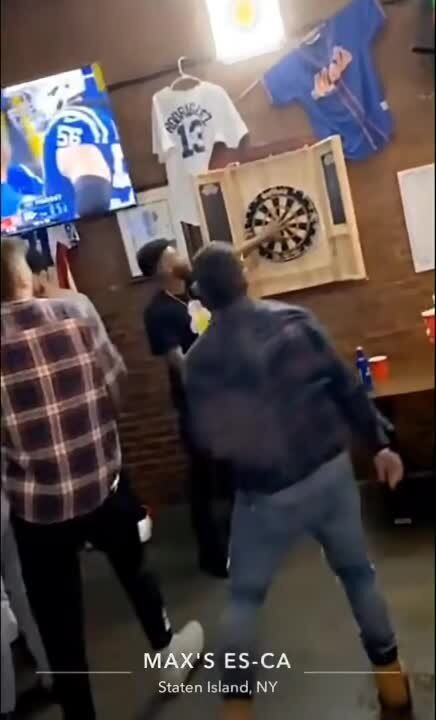 выражение парня бесценно - "как же ты достал мазила"