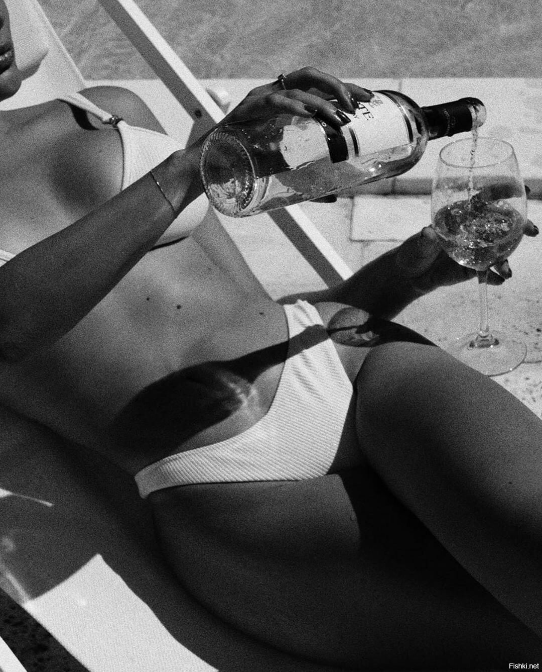 пока тут все на Степаныча любуются, в Сардинии женщины сами себе наливают