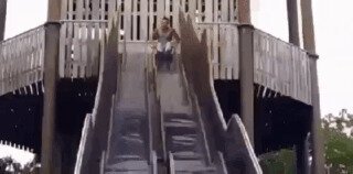 Строитель горки проводит испытательный спуск