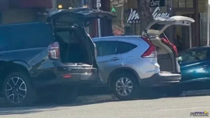 Чаще всего такую картину можно увидеть в Калифорнии – на парковке стоят машин...