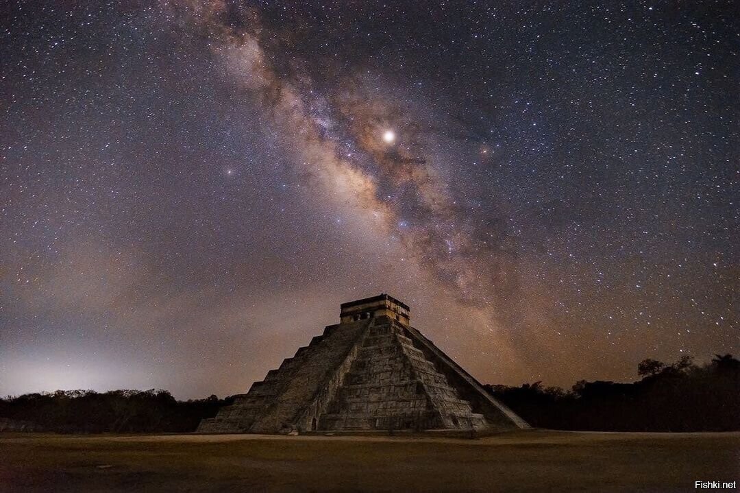 Млечный Путь над Чичен-Ица – политический и культурный центр майя на севере п...
