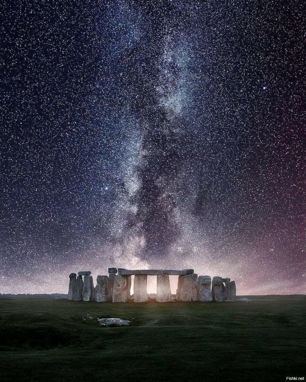 Млечный Путь над Стоунхенджем