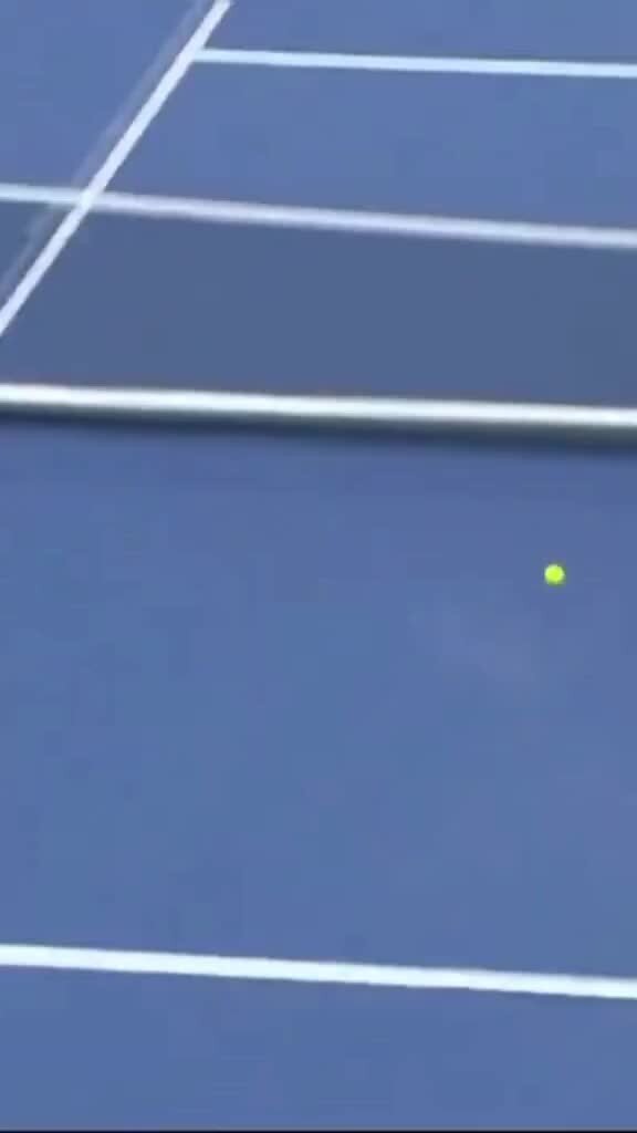 Уникально закрутила мяч