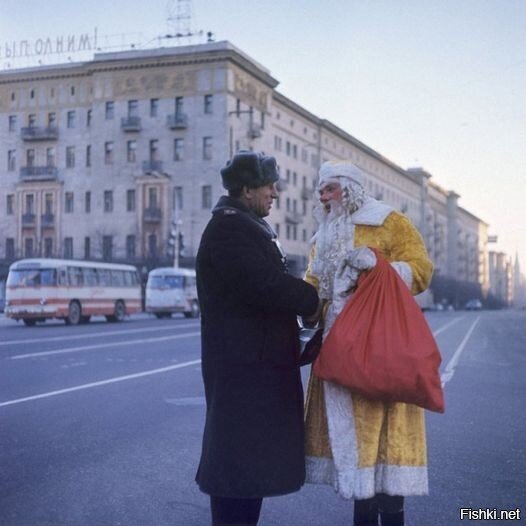 Дед Мороз московской фирмы «Заря» Александр Гаврилов и милиционер Владимир Зе...