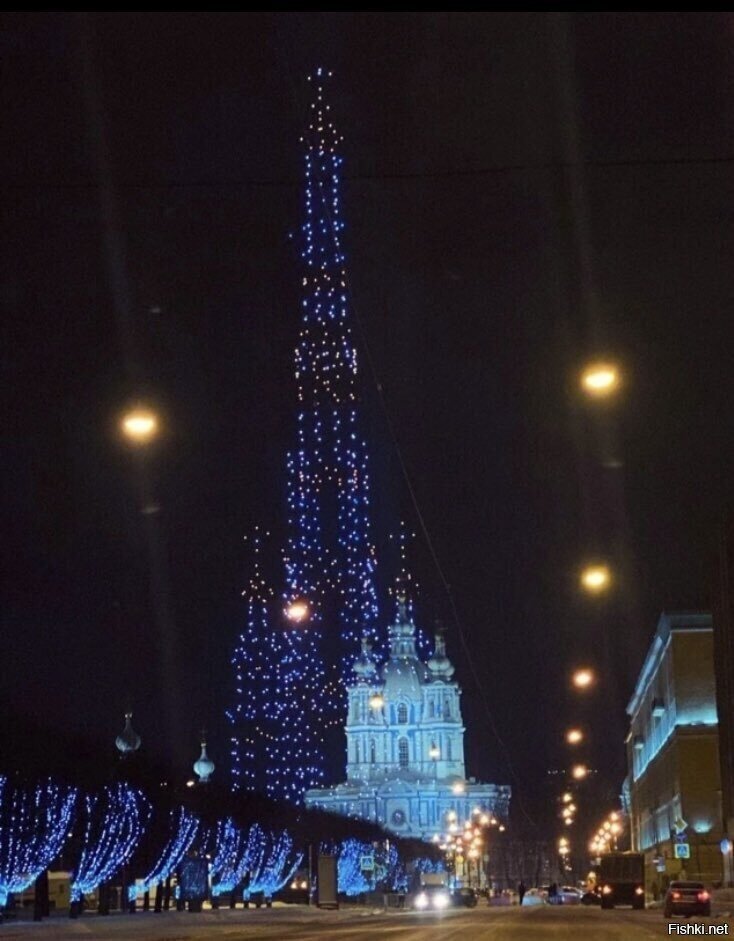 сотни дронов воссоздали колокольню Смольного собора по замыслу Растрелли