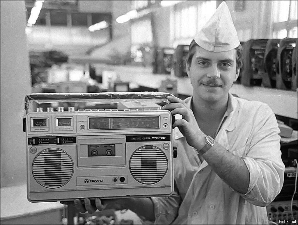 Сборщик Бердского радиозавода с гордостью демонстрирует магнитолу «Вега-328»