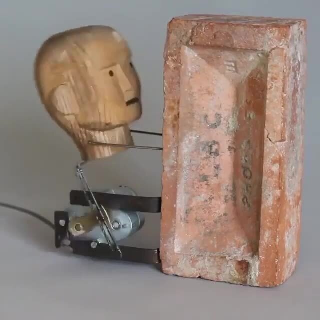 Бьёт себя аркадий