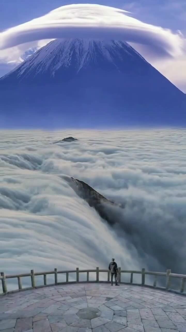 Этот тип линзовидных облаков интерпретируется как предвестник очень сильных ш...