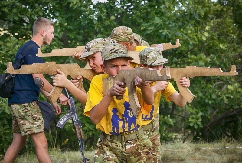 На Украине предложили использовать подростков как пушечное мясо в случае войны с Россией