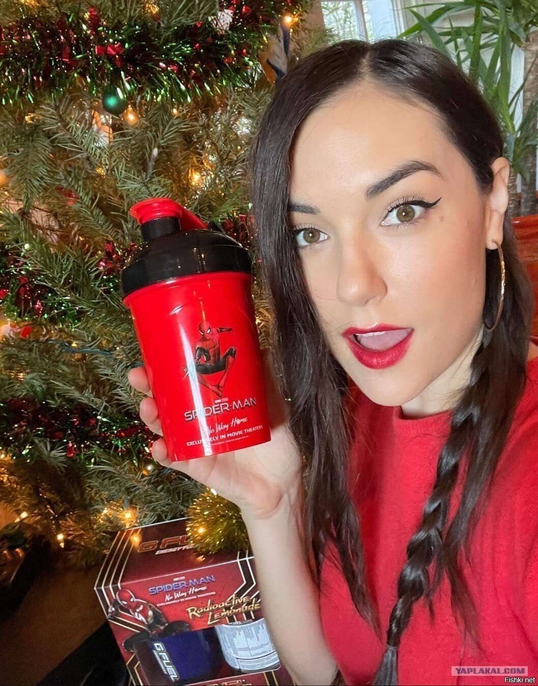 Александра поздравляет всех с Наступающим