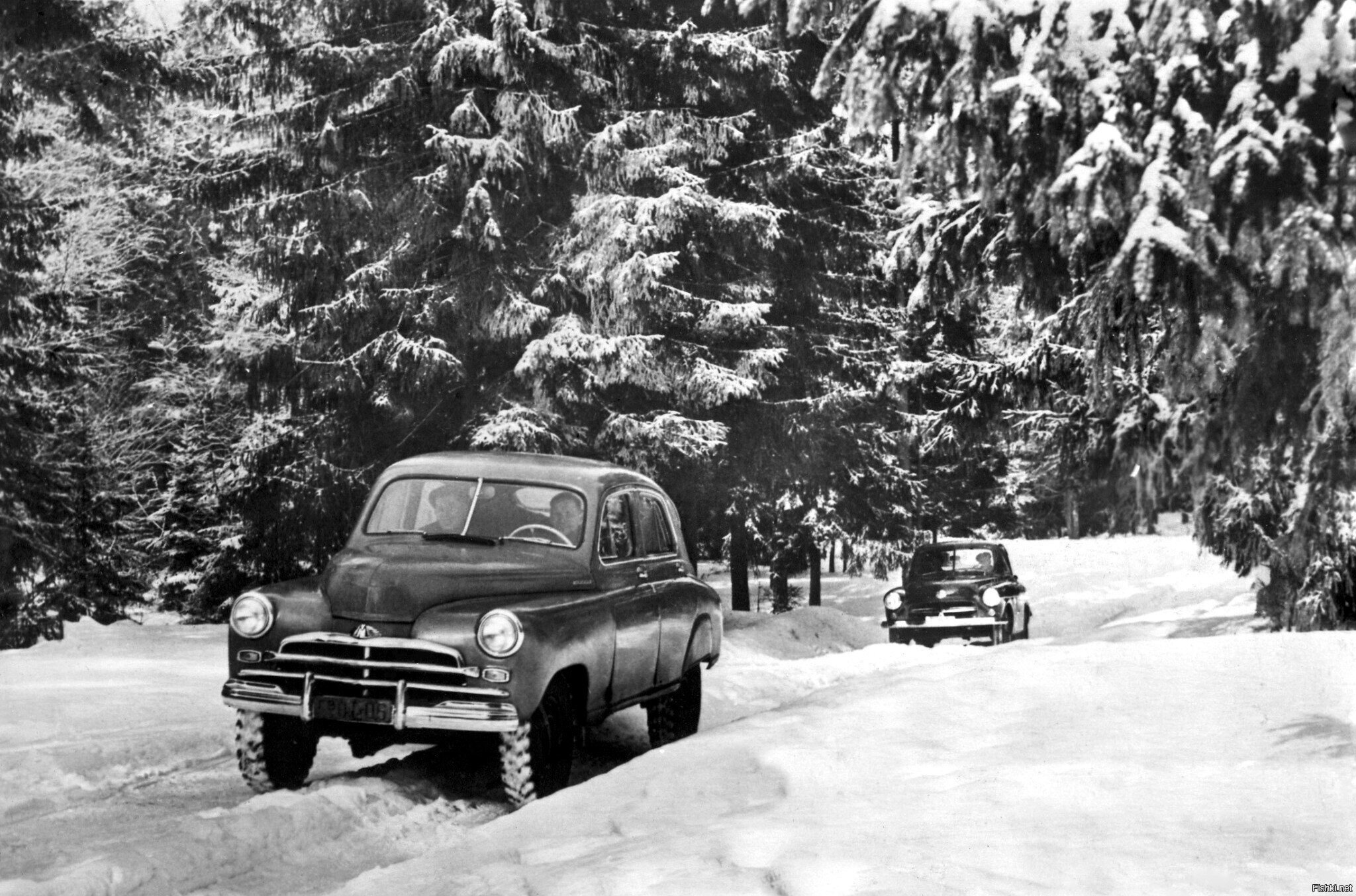 ГАЗ М-72 и на заднем плане М-73 компактный полноприводный автомобиль, аналоги...