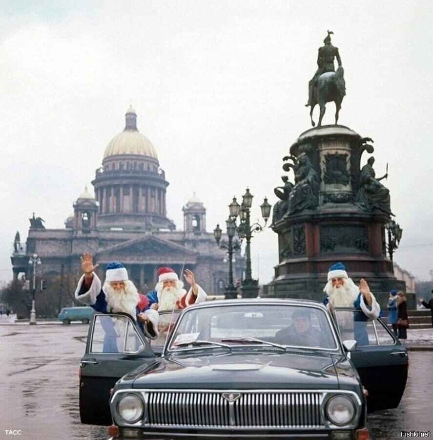 Деды Морозы из службы быта «Невские зори» пытаются Волгой Газ-24 привлечь вни...