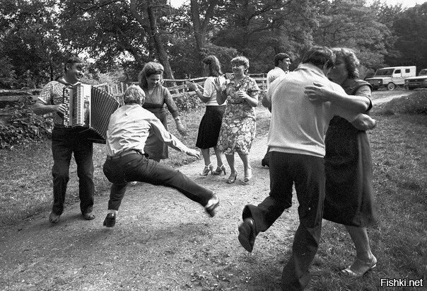 Танцуют все