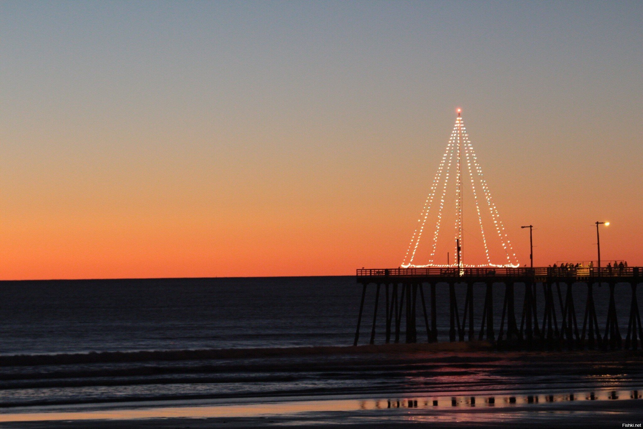 ...снег при ходьбе не хрустит...  и не грустит. С Новым Годом!