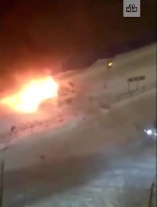 В Петербурге Mercedes влетел в забор и загорелся