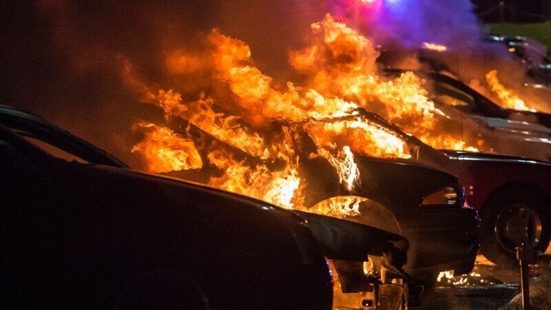 Пепел клаксонов стучит в их сердца: во Франции вновь пылают авто