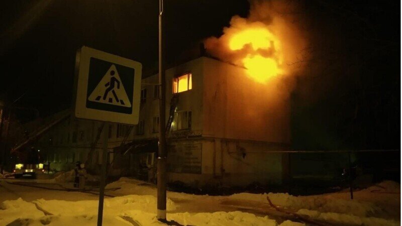 В Свердловской области ночью загорелся жилой дом