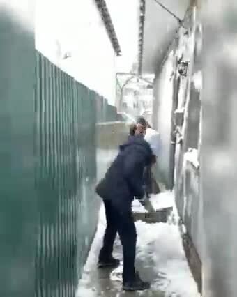 Игра в "снежки" по взрослому