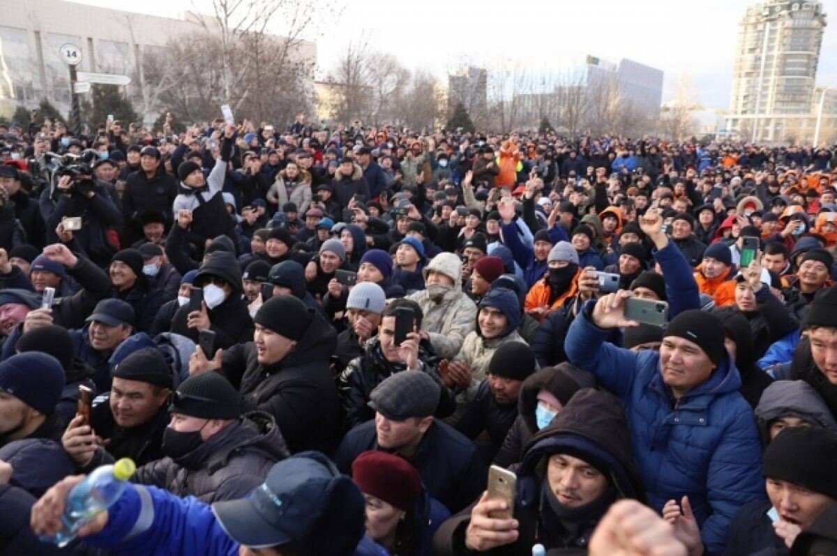 Протестующие пошли на штурм администрации Алма-Аты