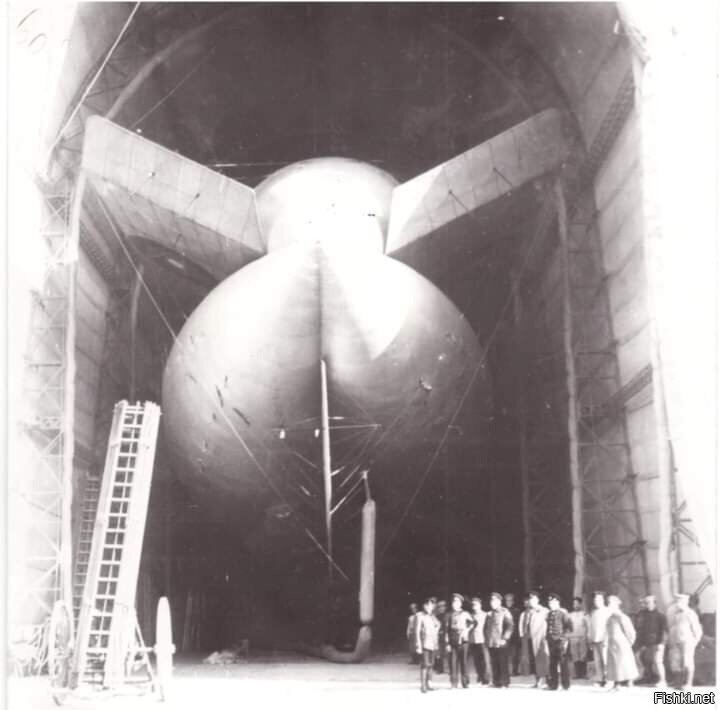 Вид на хвостовую часть дирижабля типа «Черномор», закупленного российским вое...