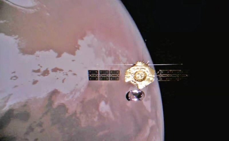 Китайский орбитальный аппарат сделал потрясающие селфи над Красной планетой