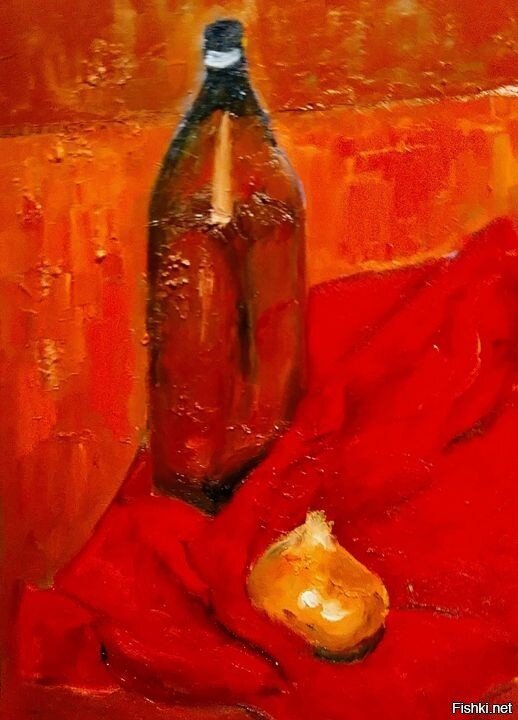 Натюрморт с пивной бутылкой и луковицей