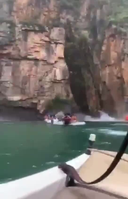 По меньшей мере семь человек погибли в результате обрушения части скалы рядом...