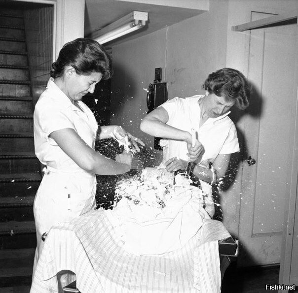 Учащиеся нью-йоркской школы парикмахеров учатся бритью тренируясь на воздушно...