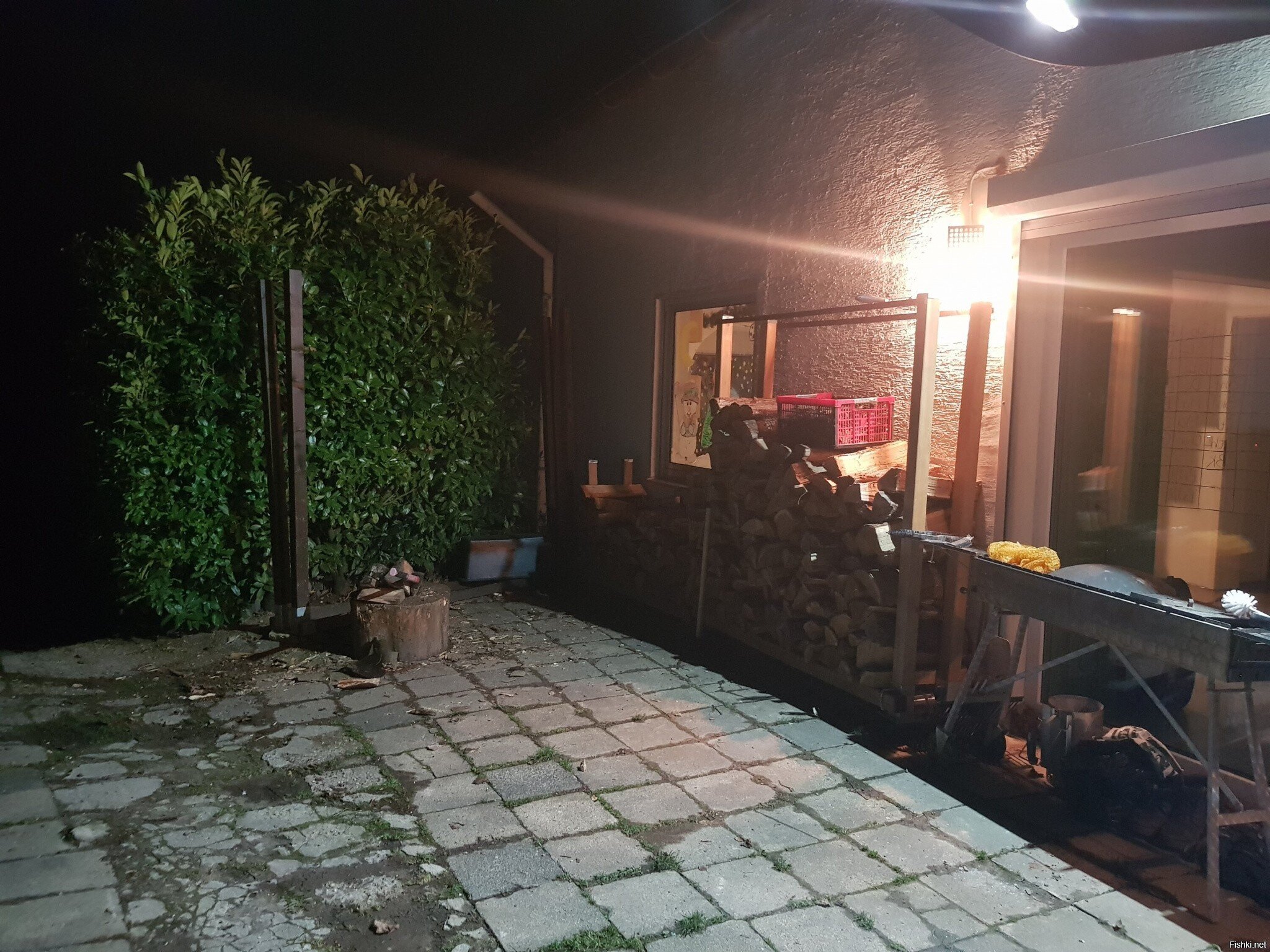 Сижу после бани на заднем дворе отдыхаю